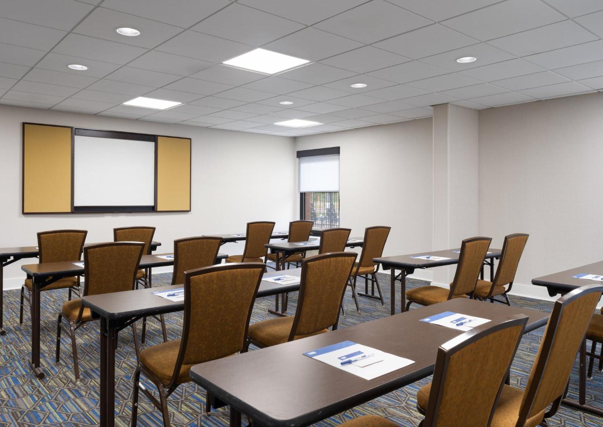 Holiday Inn Express Indianapolis Airport By Ihg Plainfield Buitenkant foto
