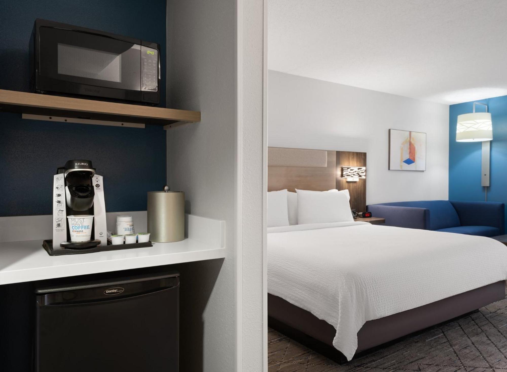 Holiday Inn Express Indianapolis Airport By Ihg Plainfield Buitenkant foto
